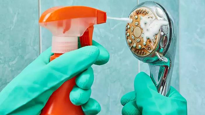 Duş başlığındaki kireci 5 dakikada söküp atıyor: Ayna gibi duş başlığınız olacak 6